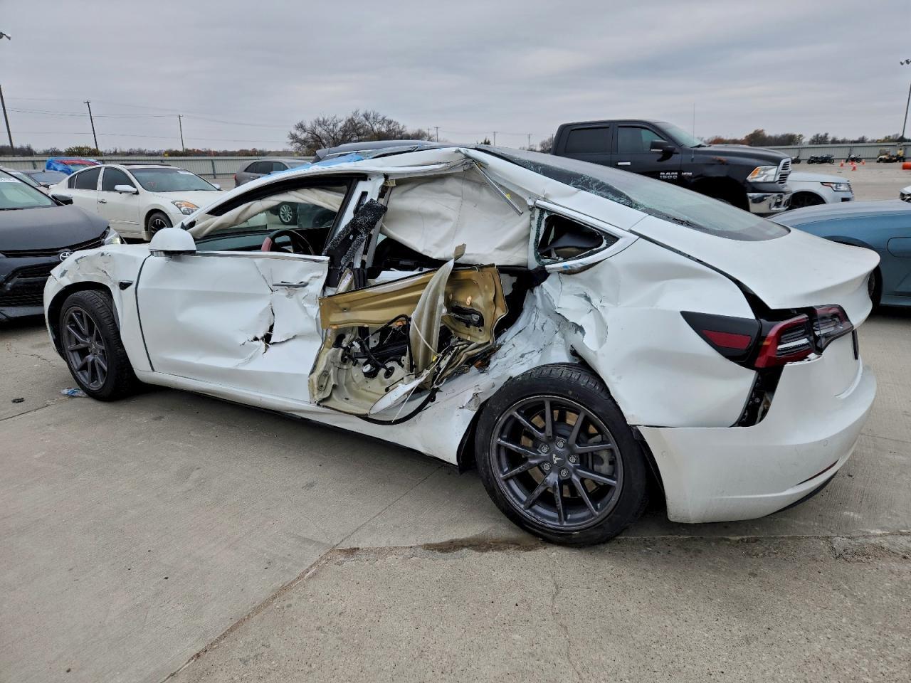 2020 Tesla Model 3 - Фото 2