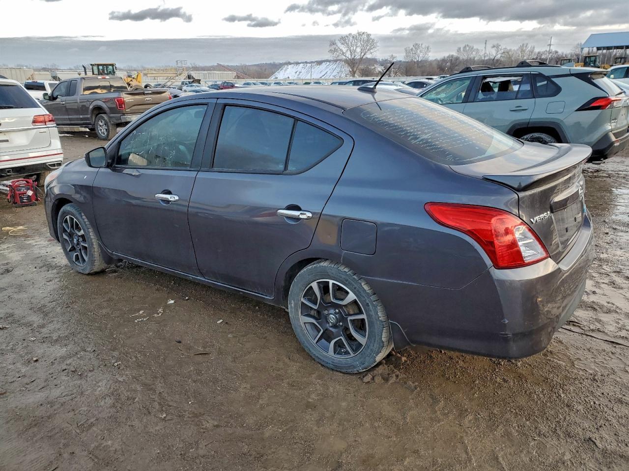 2015 Nissan Versa S - Фото 2