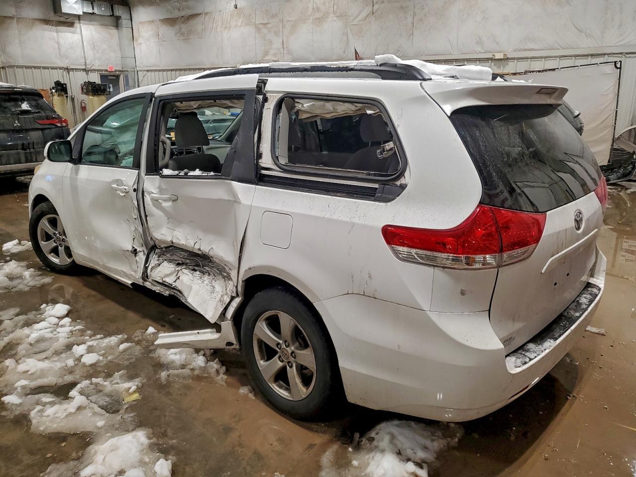 2011 Toyota Sienna Le - Image 2