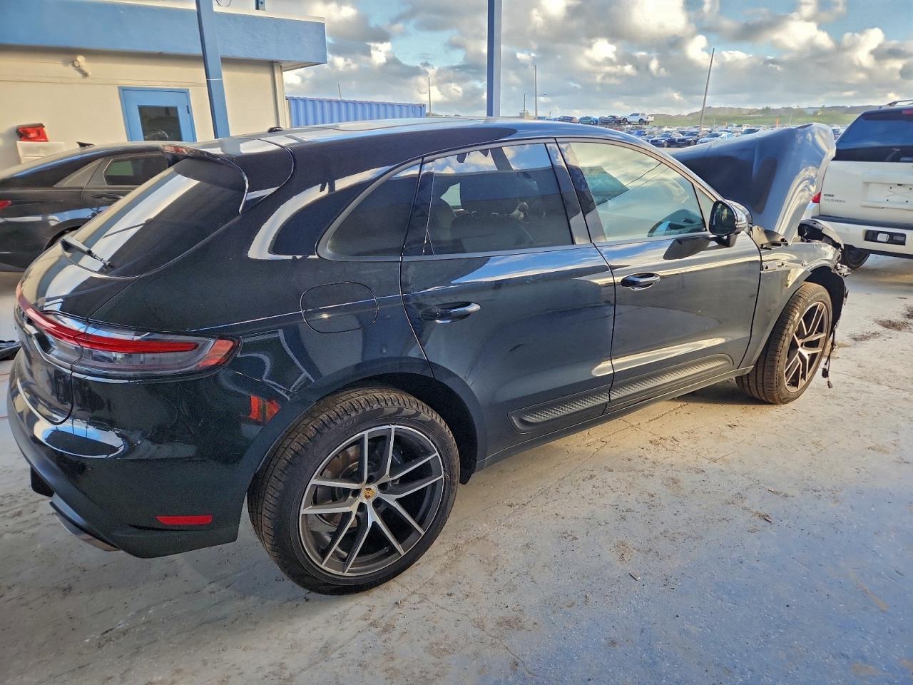 2025 Porsche Macan Base - Фото 3