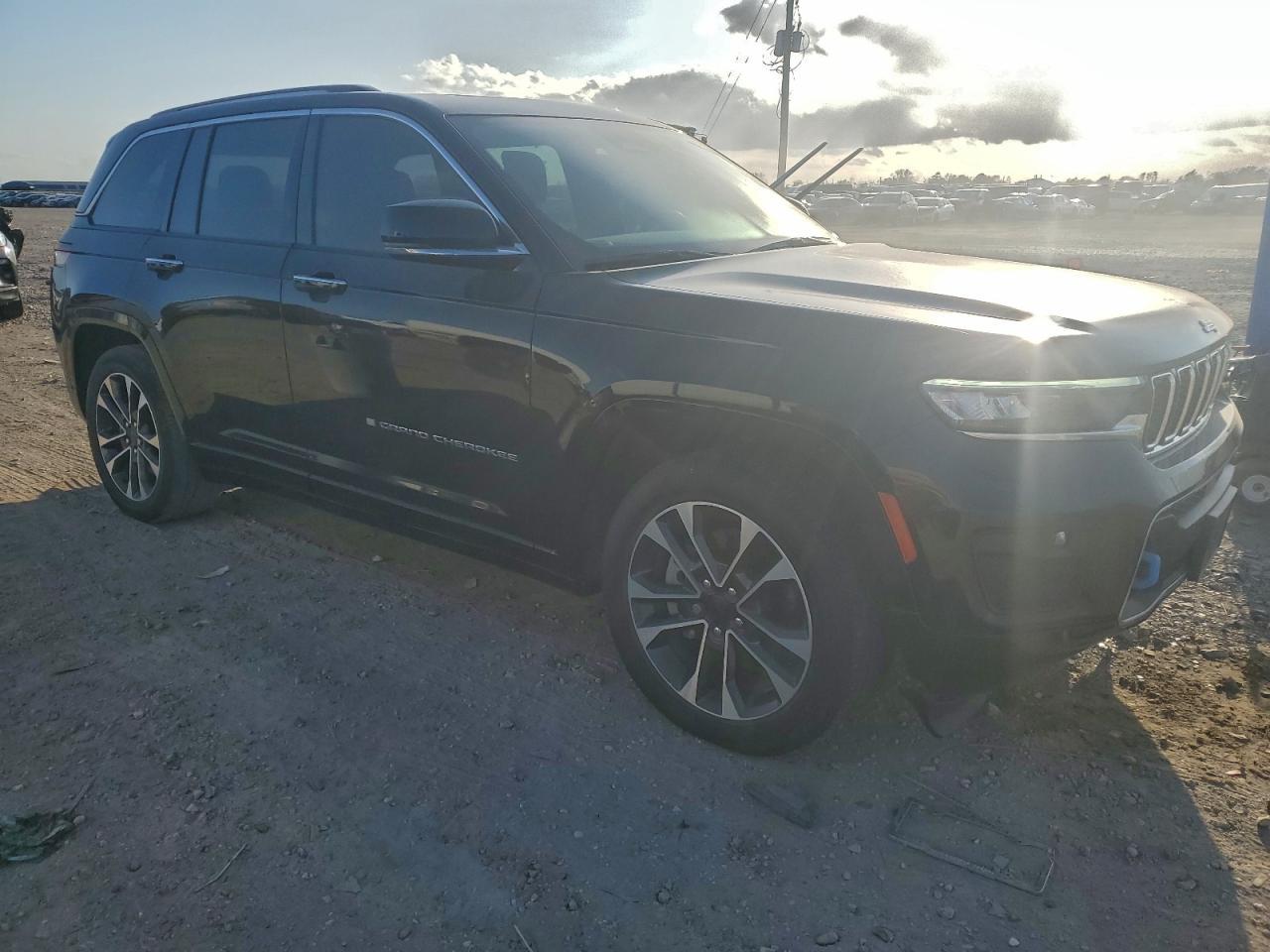 2022 Jeep Grand Cherokee Overland 4Xe - Image 4