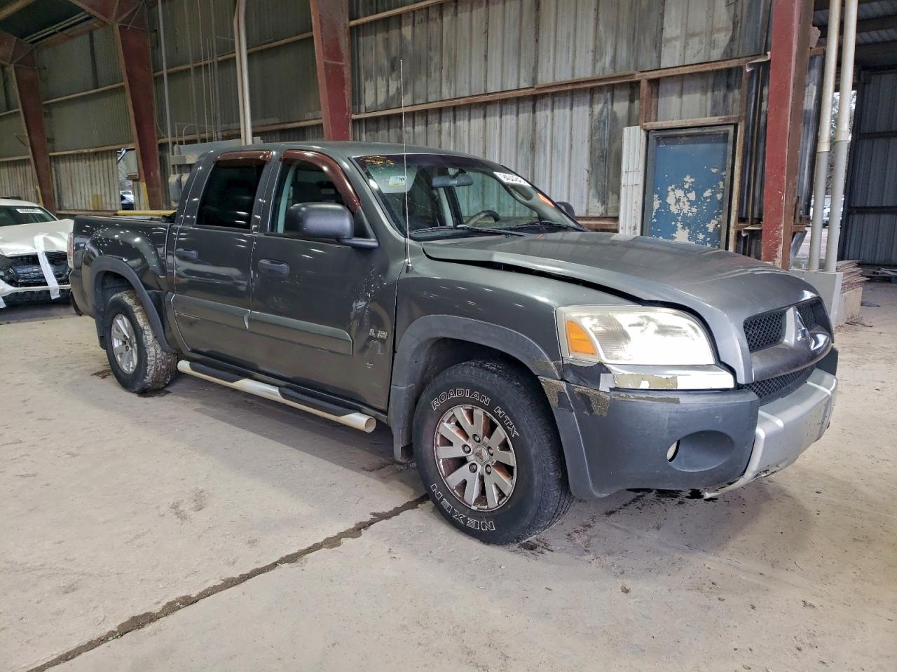 2006 Mitsubishi Raider Durocross - Фото 4