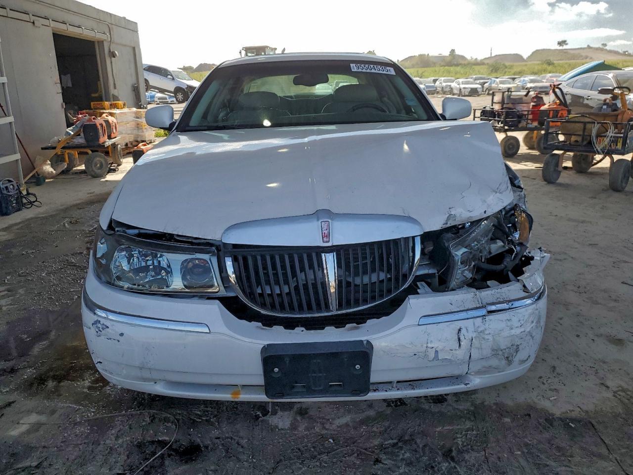 2002 Lincoln Town Car Cartier L - Image 5