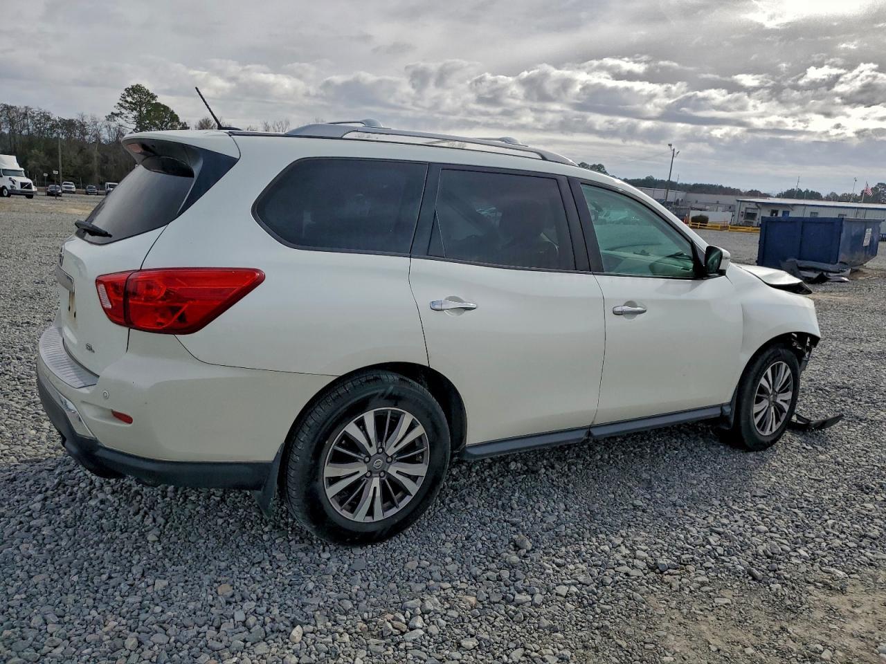 2017 Nissan Pathfinder S - Image 3