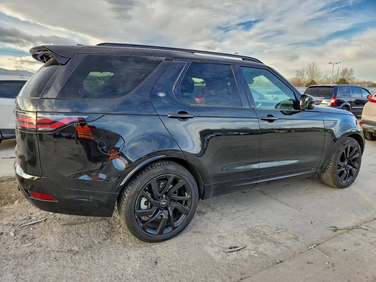 2021 Land Rover Discovery S R-Dynamic - Image 3
