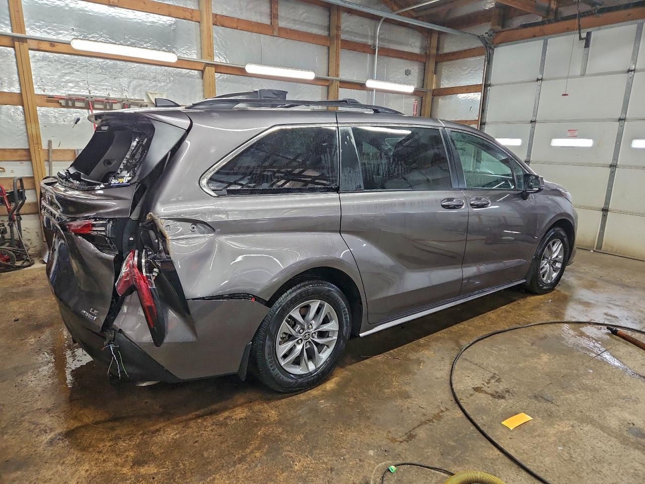 2022 Toyota Sienna Le - Image 3