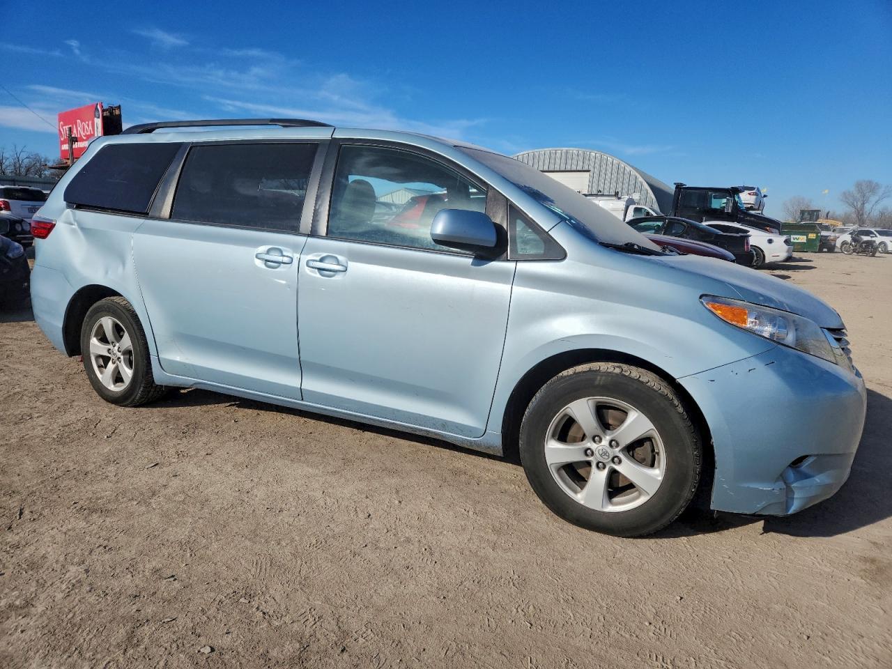 2017 Toyota Sienna Le 8-Passenger - Image 4