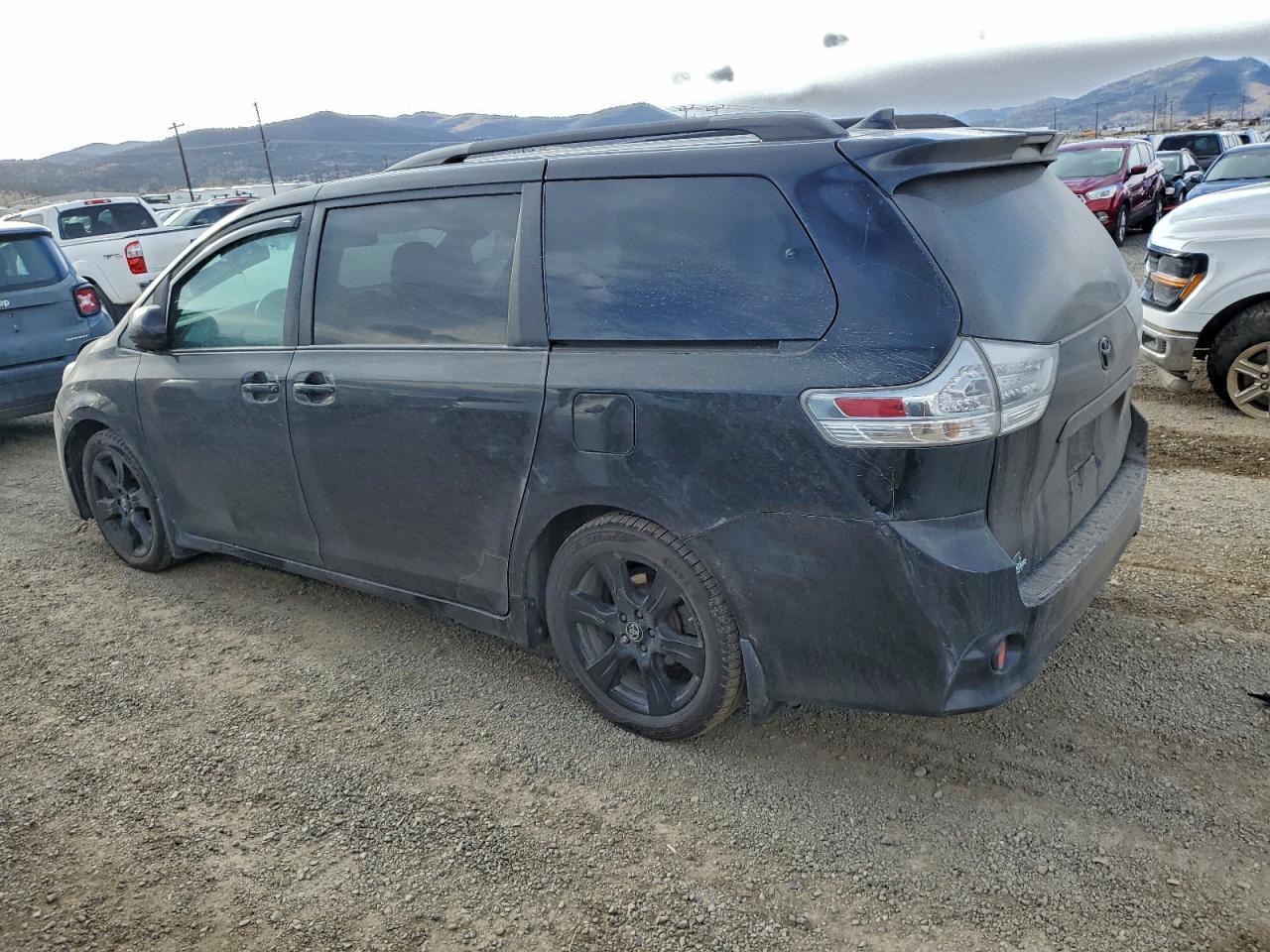 2020 Toyota Sienna Se - Фото 2