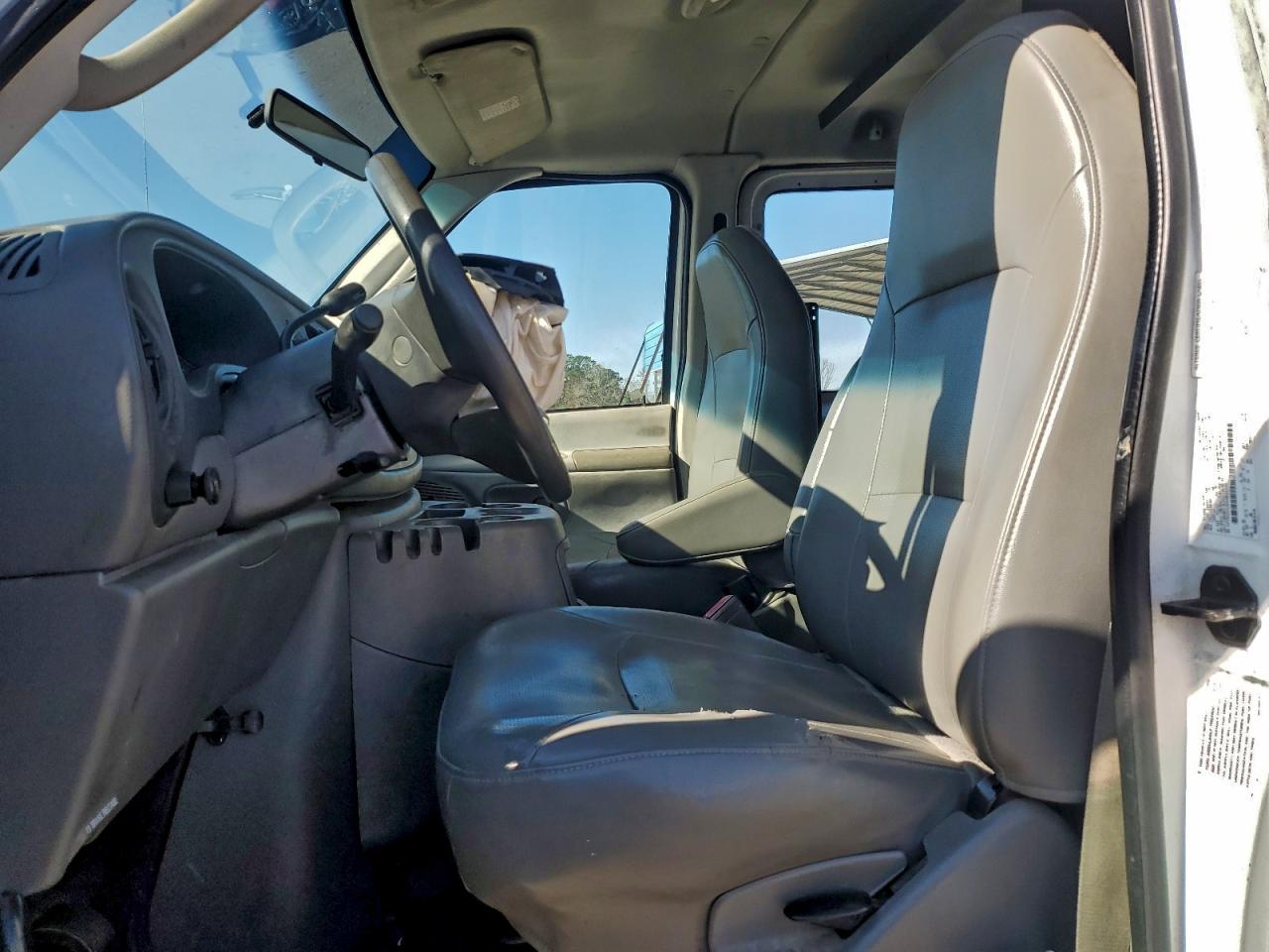 2003 Ford Econoline E250 Van - Фото 7