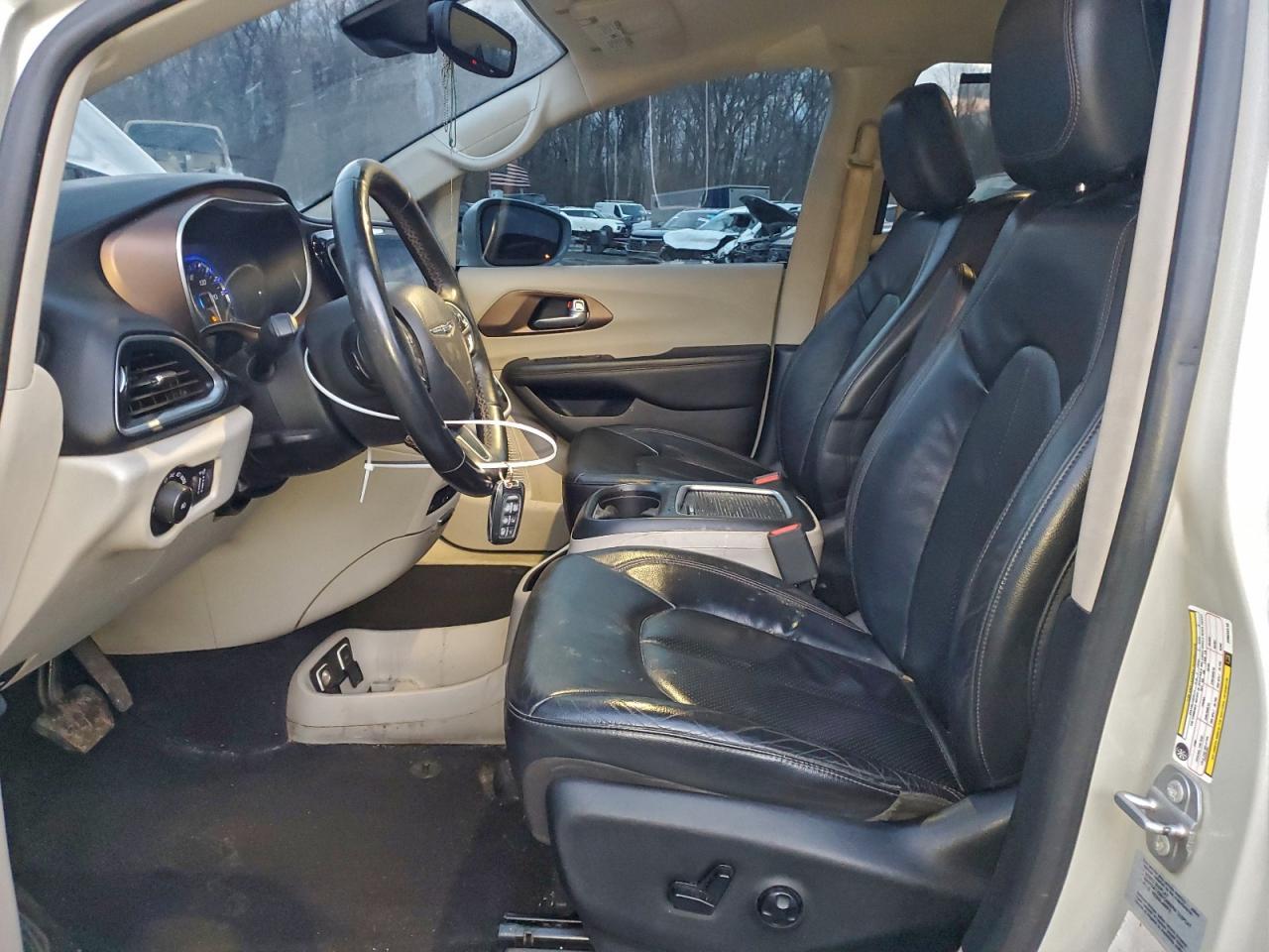 2017 Chrysler Pacifica Touring L Plus - Image 7