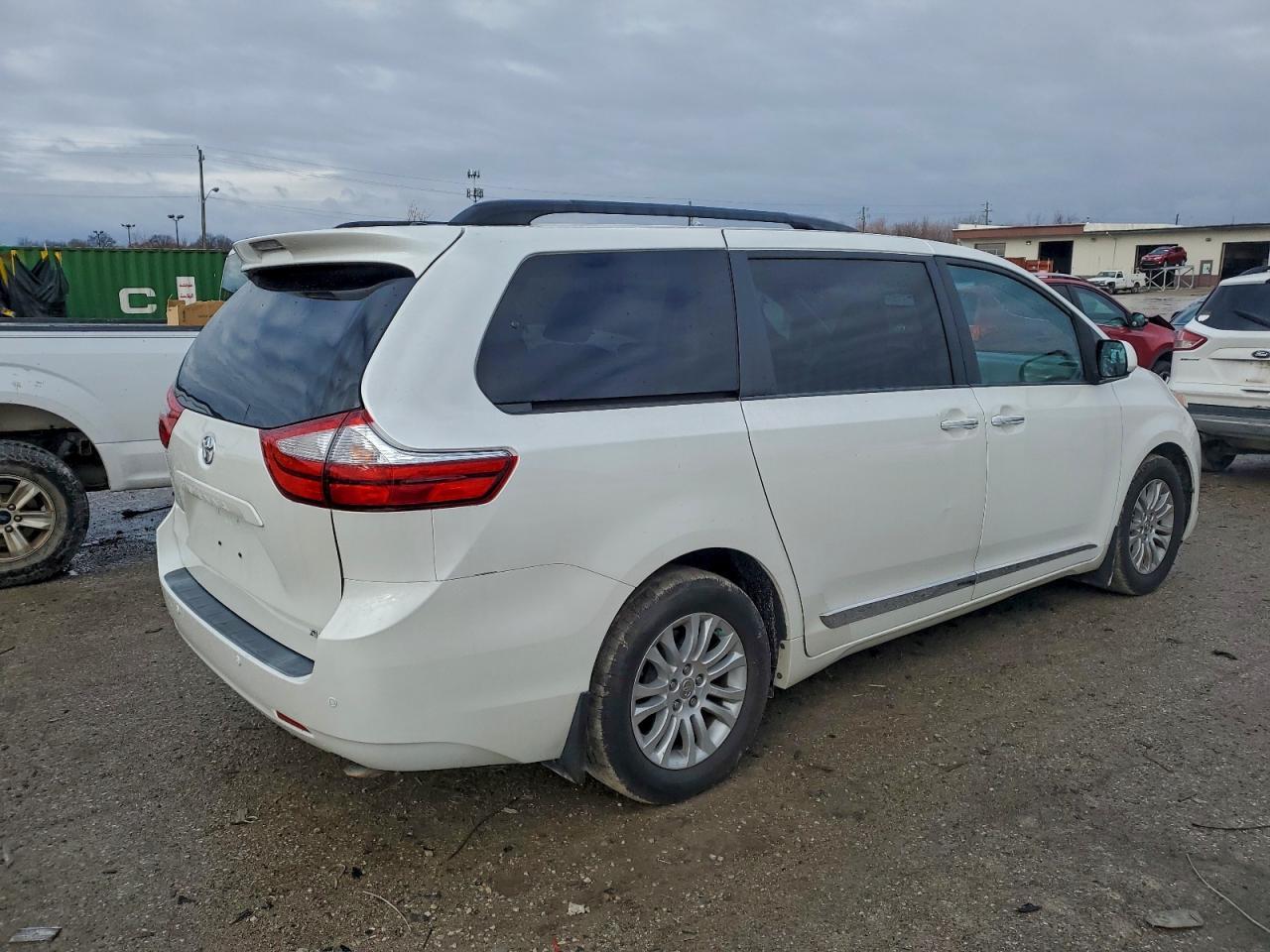 2015 Toyota Sienna Xle - Фото 3