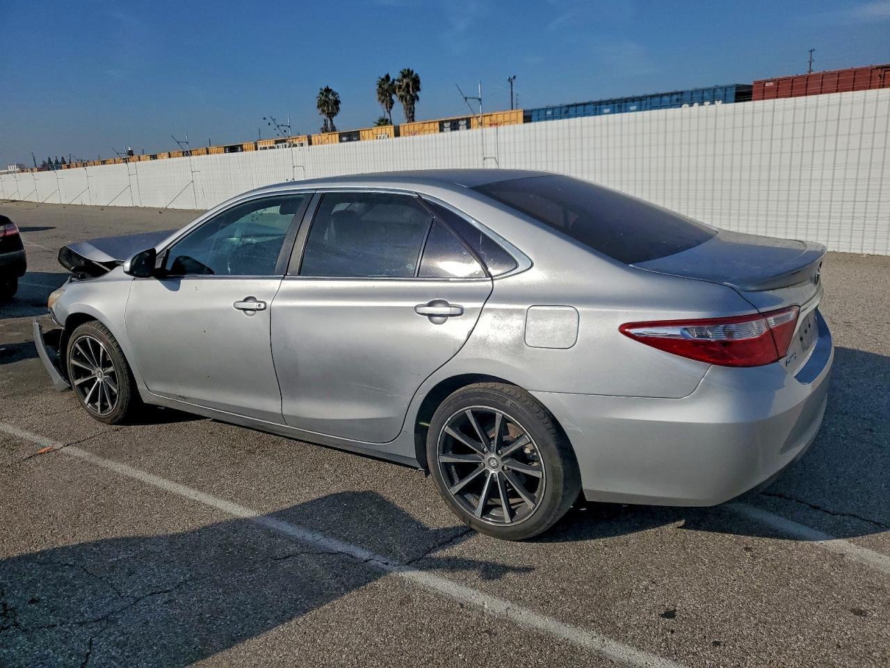2017 Toyota Camry Le - Фото 2