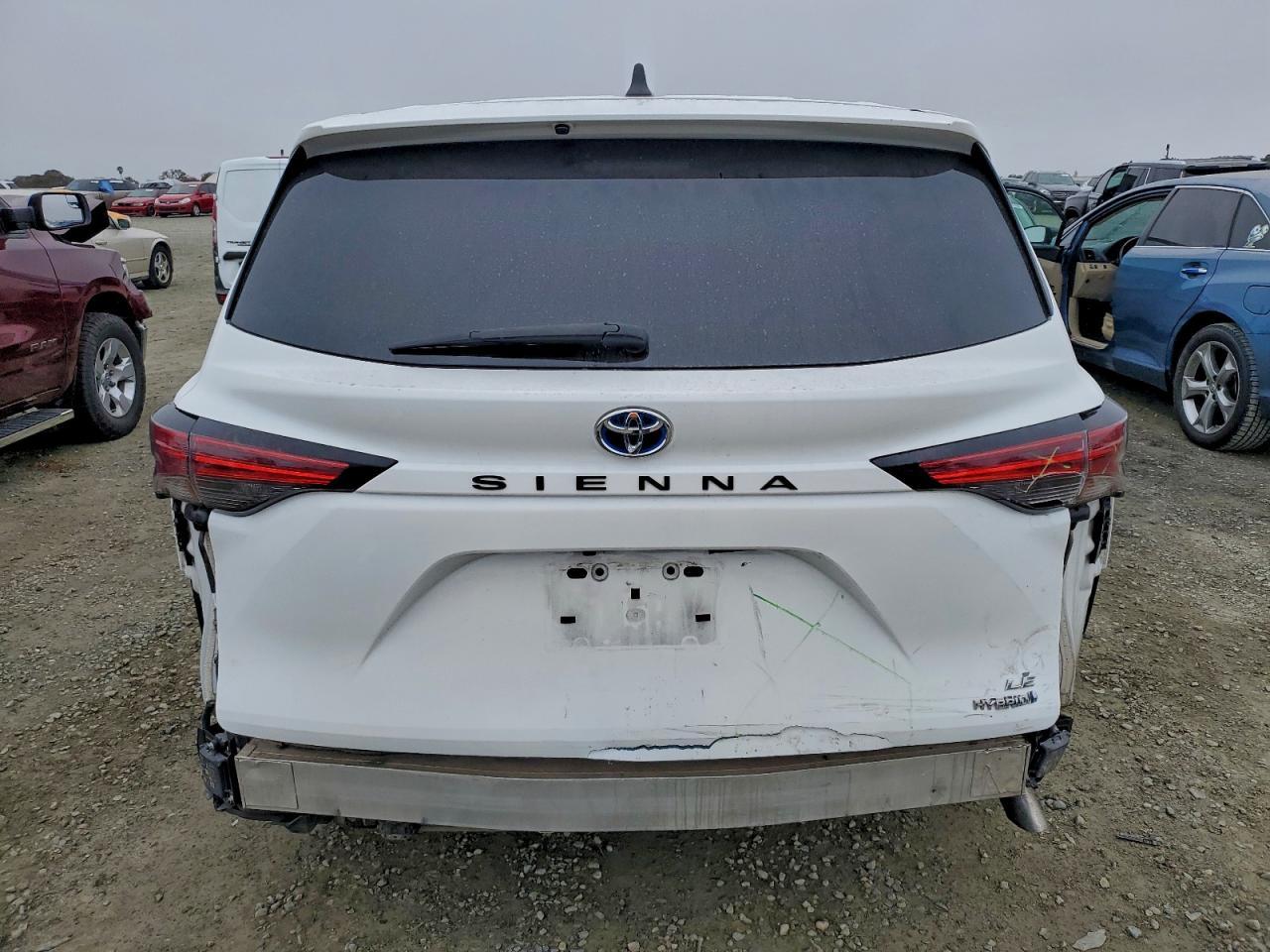 2022 Toyota Sienna Le - Фото 6