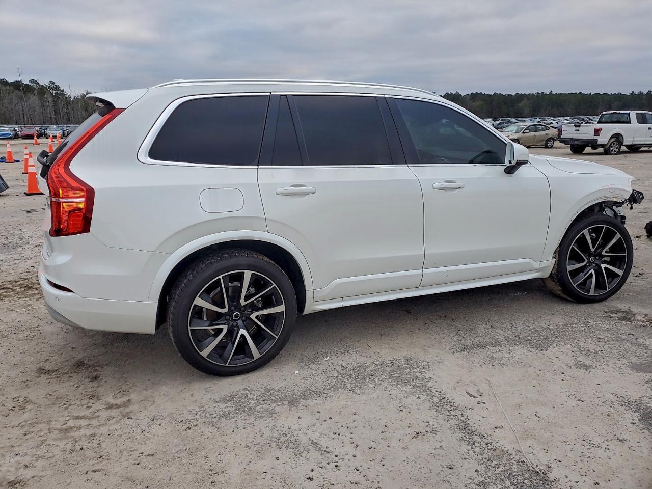 2022 Volvo Xc90 T6 Momentum - Image 3