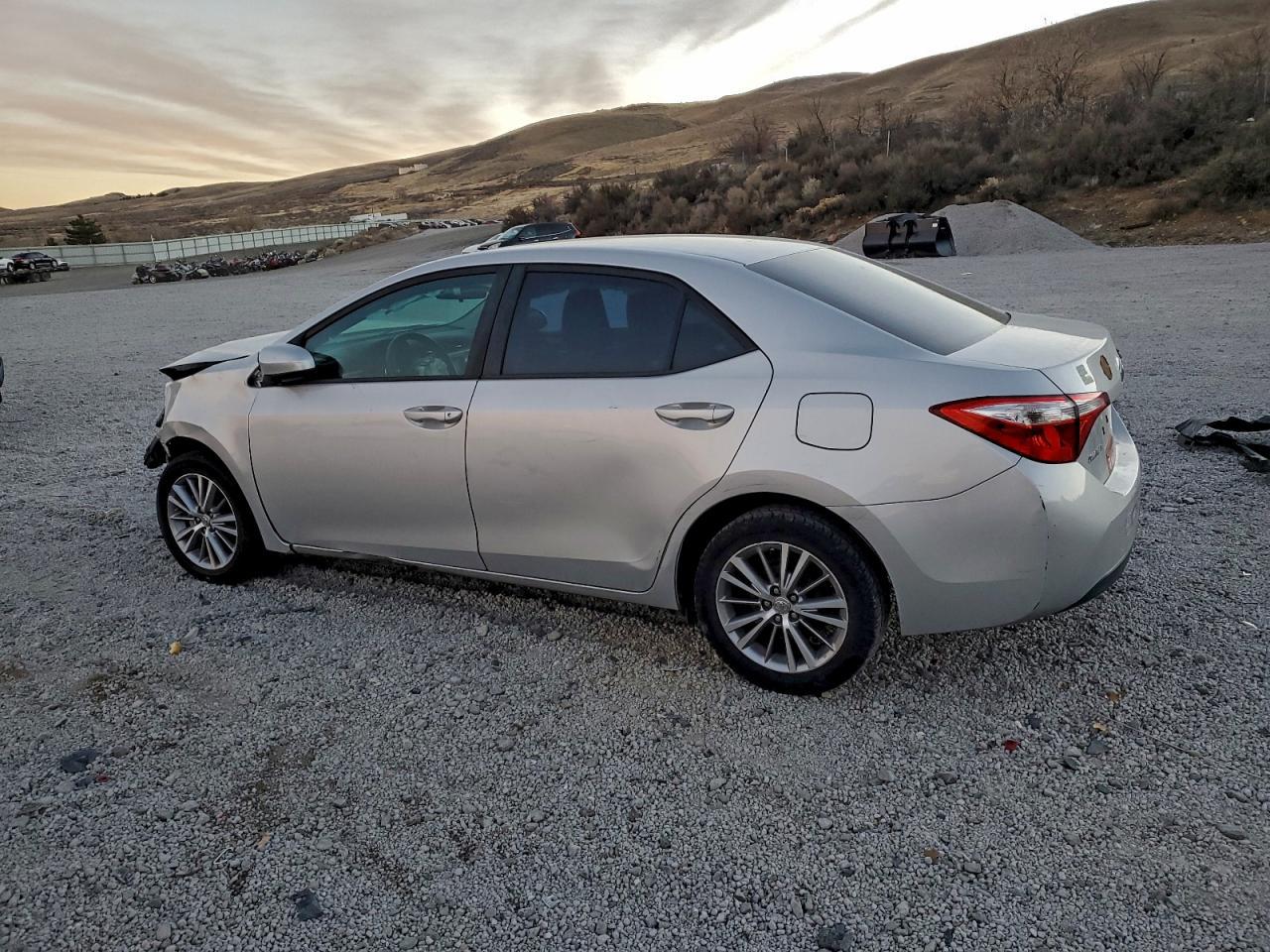 2015 Toyota Corolla L - Фото 2