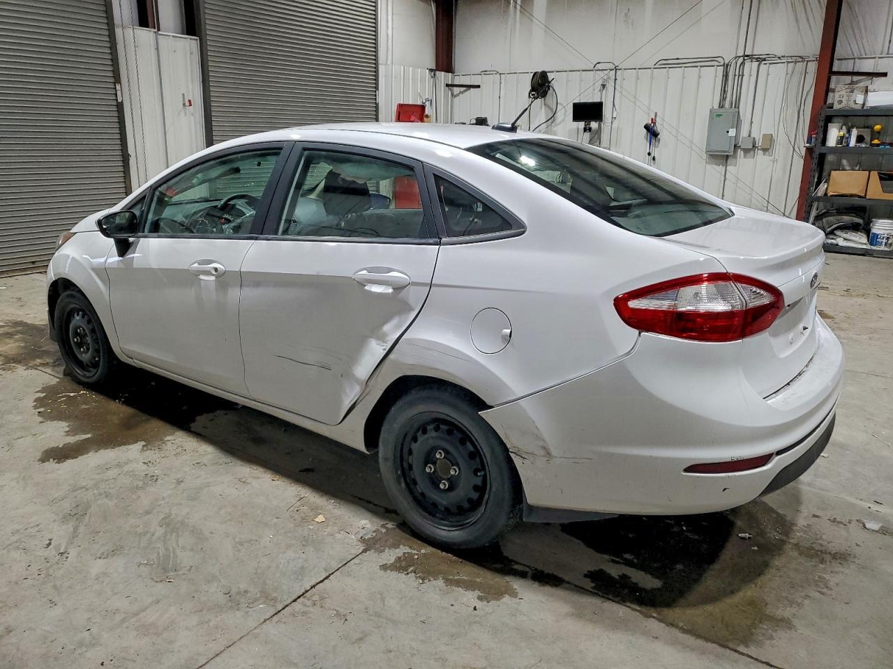 2019 Ford Fiesta S - Фото 2