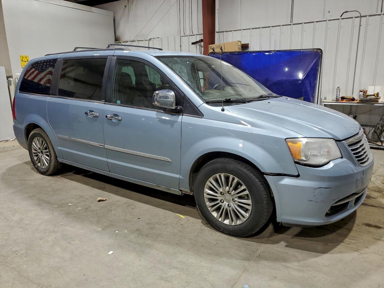2013 Chrysler Town & Country Touring L - Image 4