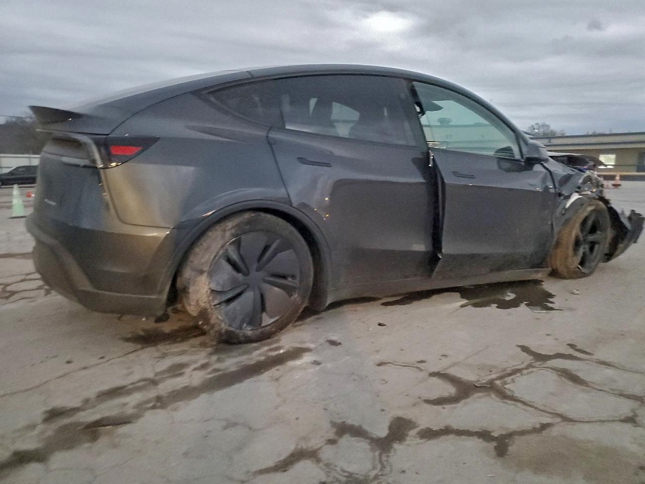 2026 Tesla Model Y - Фото 3