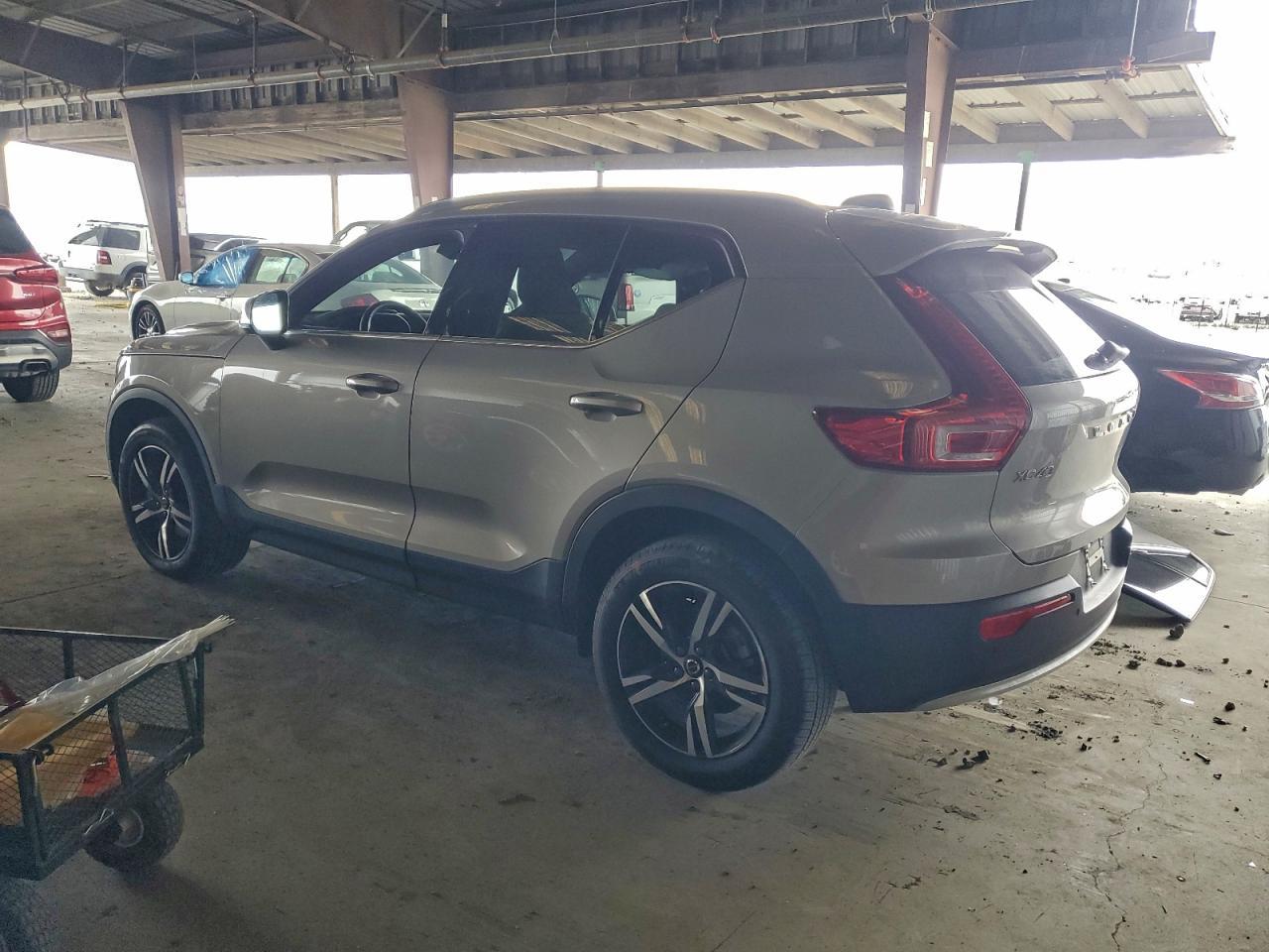 2024 Volvo Xc40 Core - Image 2