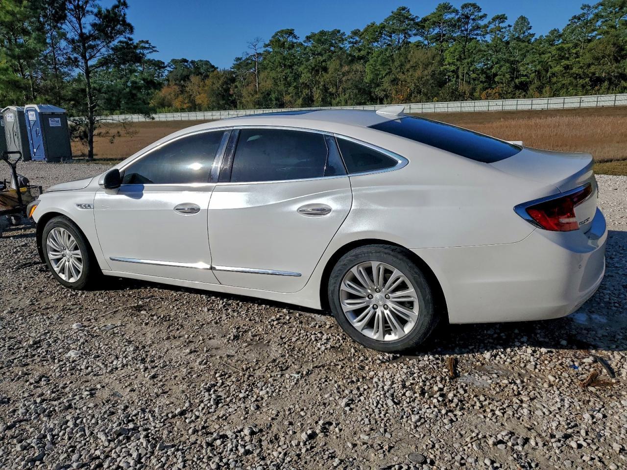 2018 Buick Lacrosse Essence - Image 2