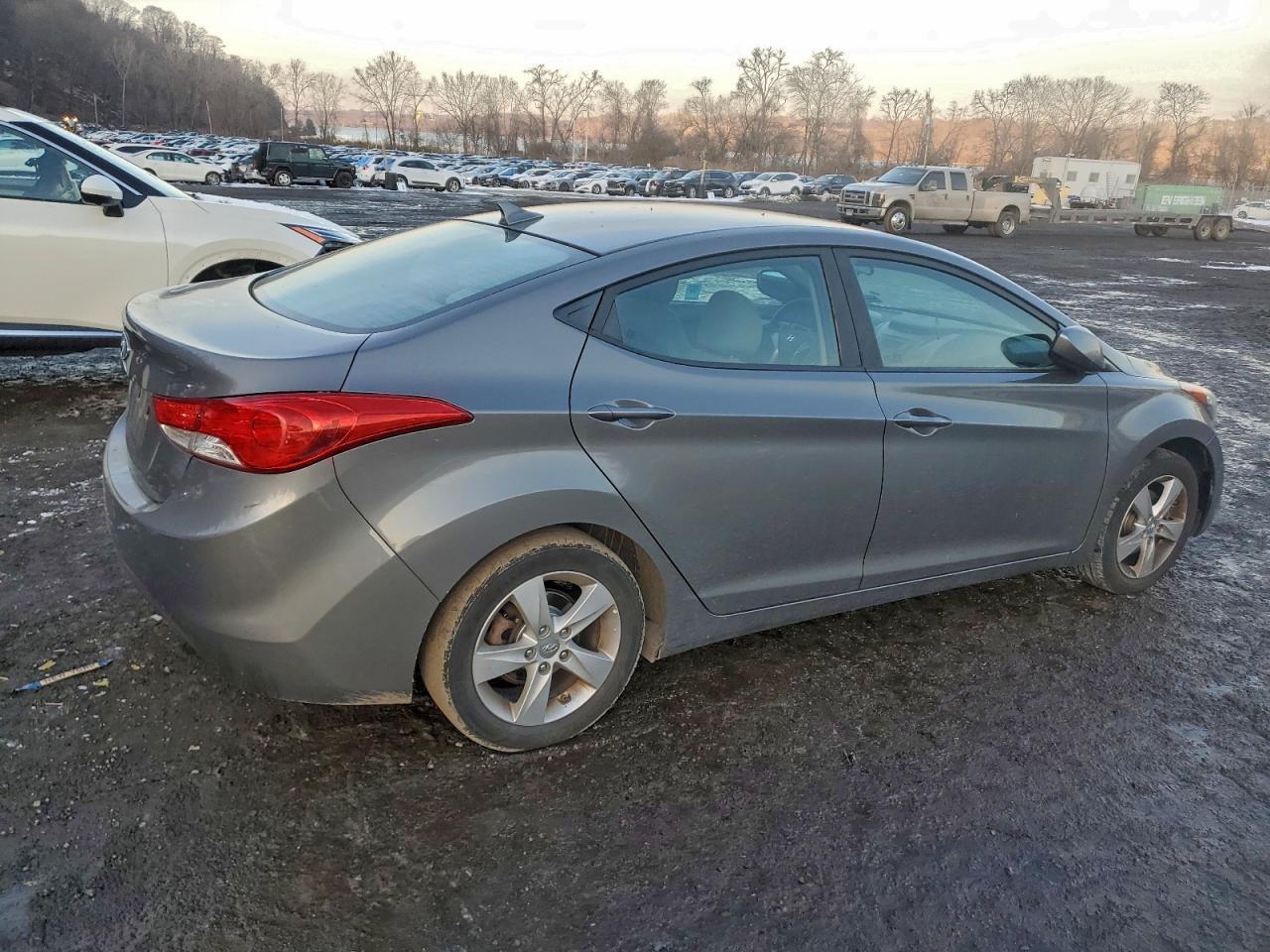 2013 Hyundai Elantra - Фото 3