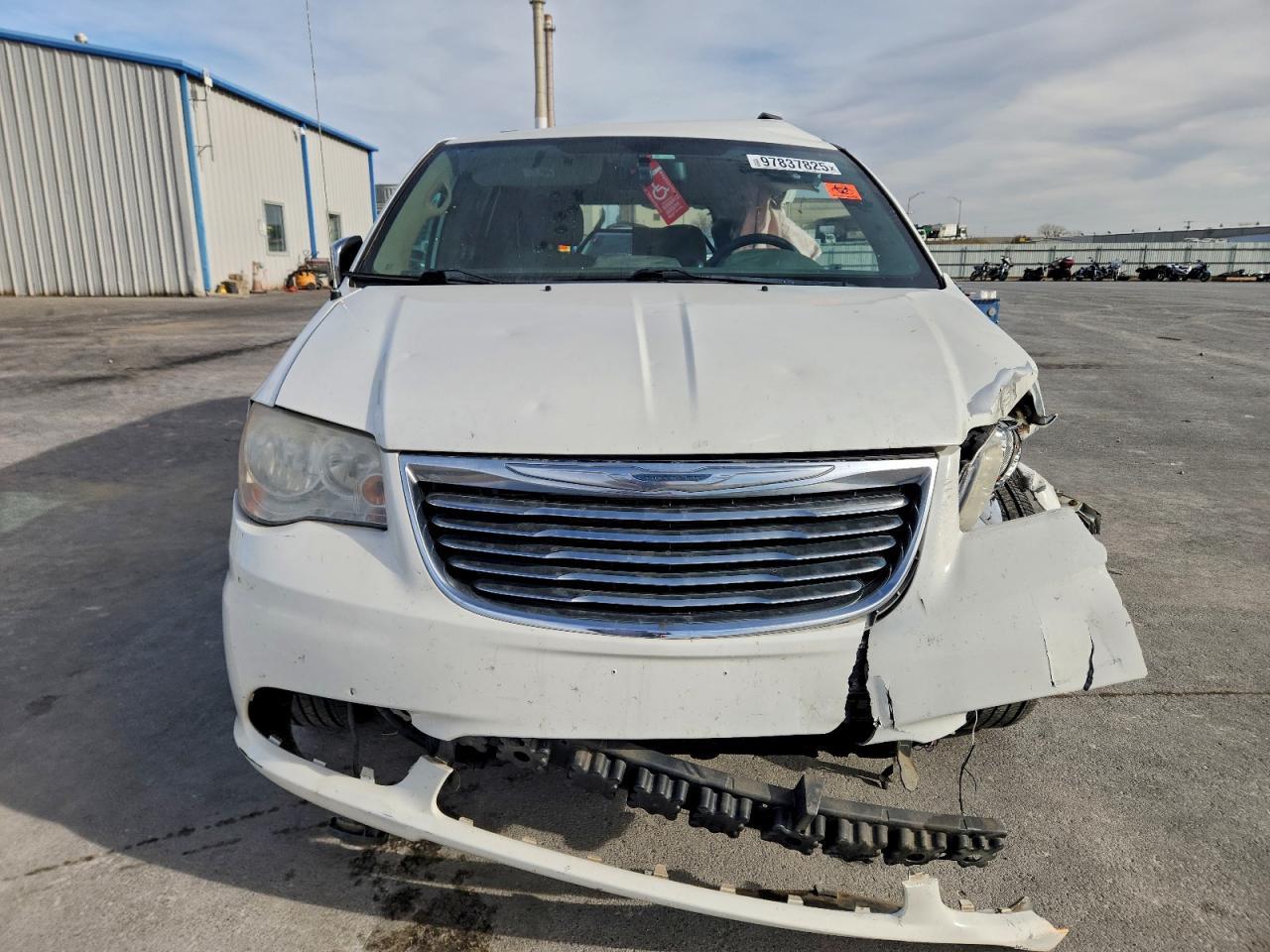 2013 Chrysler Town & Country Touring L - Фото 5