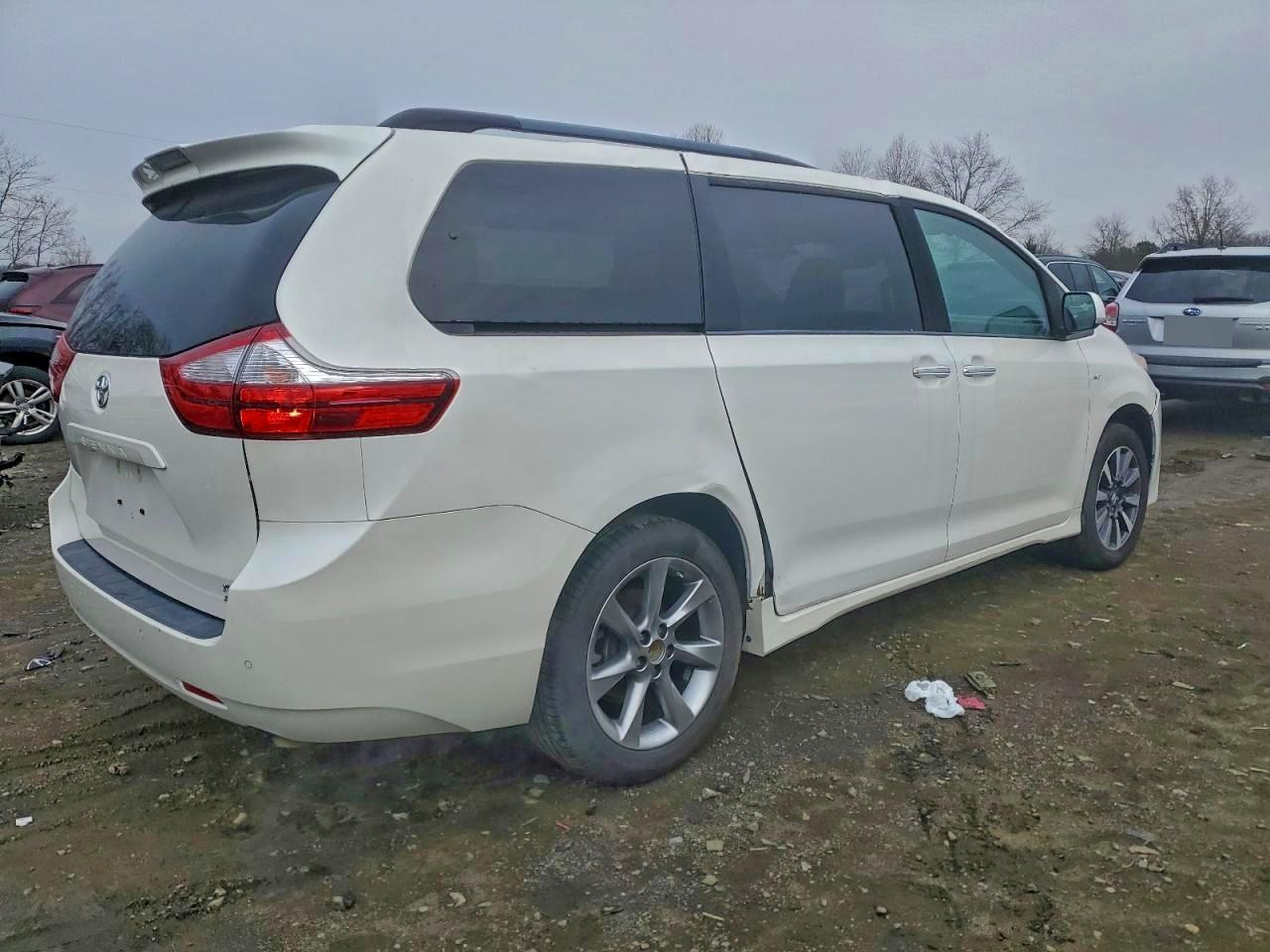 2019 Toyota Sienna Xle - Image 3