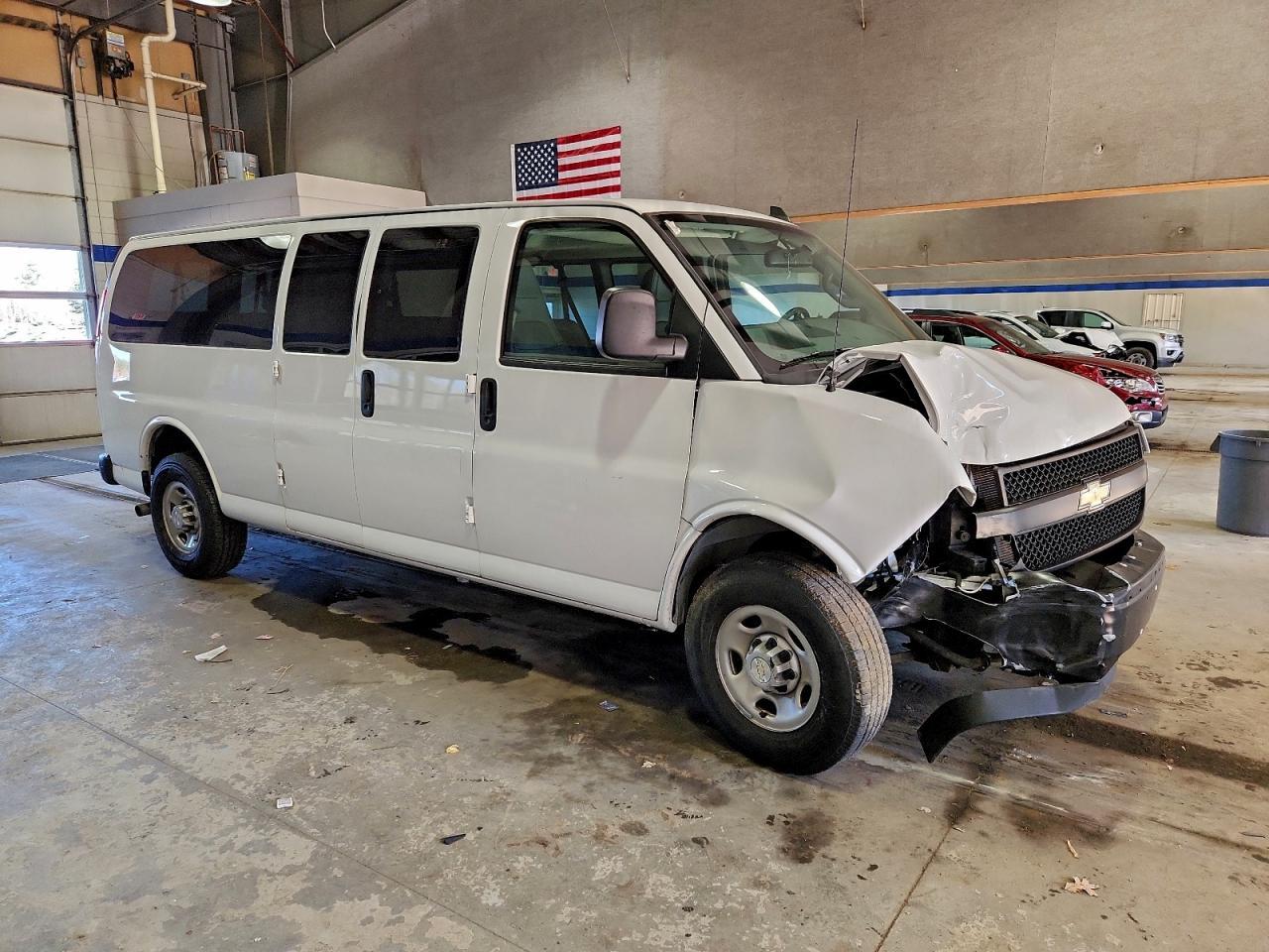 2023 Chevrolet Express G3500 Ls Passenger Van - Фото 4