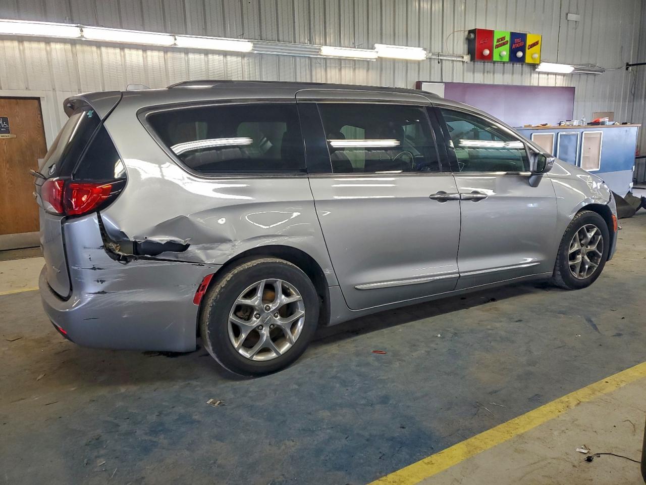 2018 Chrysler Pacifica Limited - Image 3