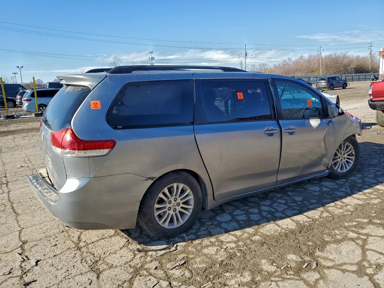 2013 Toyota Sienna Xle - Фото 3