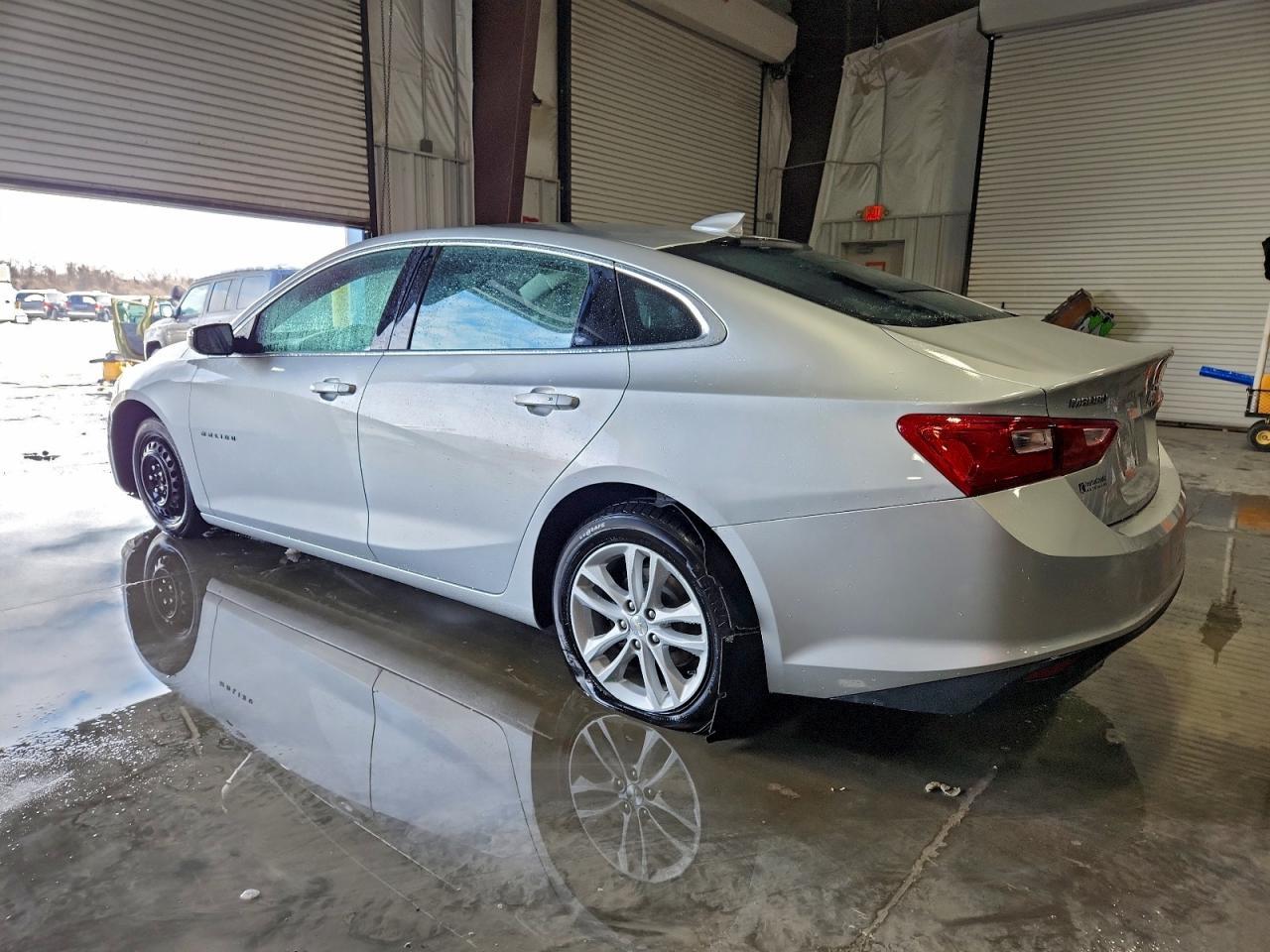 2017 Chevrolet Malibu Lt - Image 2