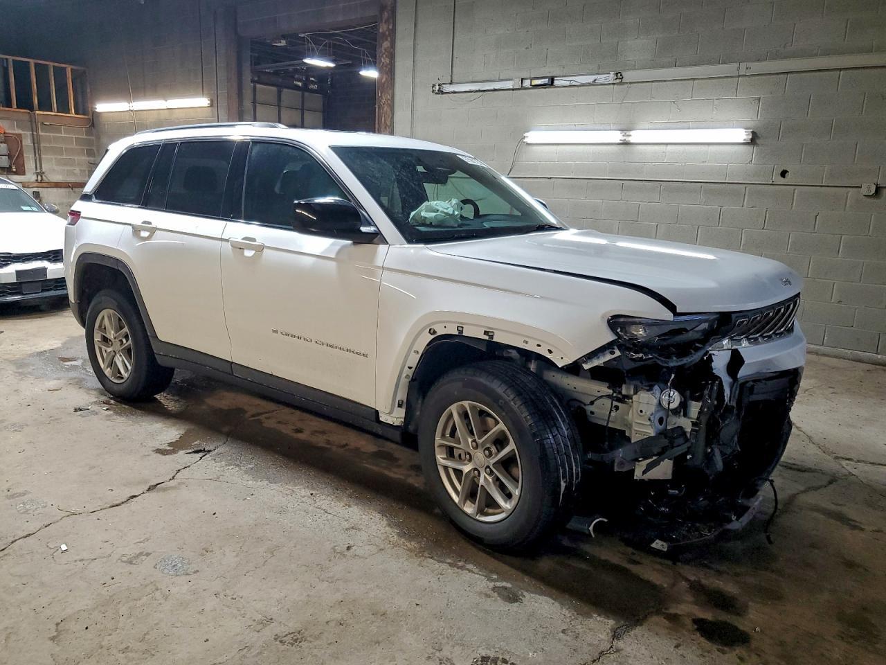 2025 Jeep Grand Cherokee Laredo - Image 4