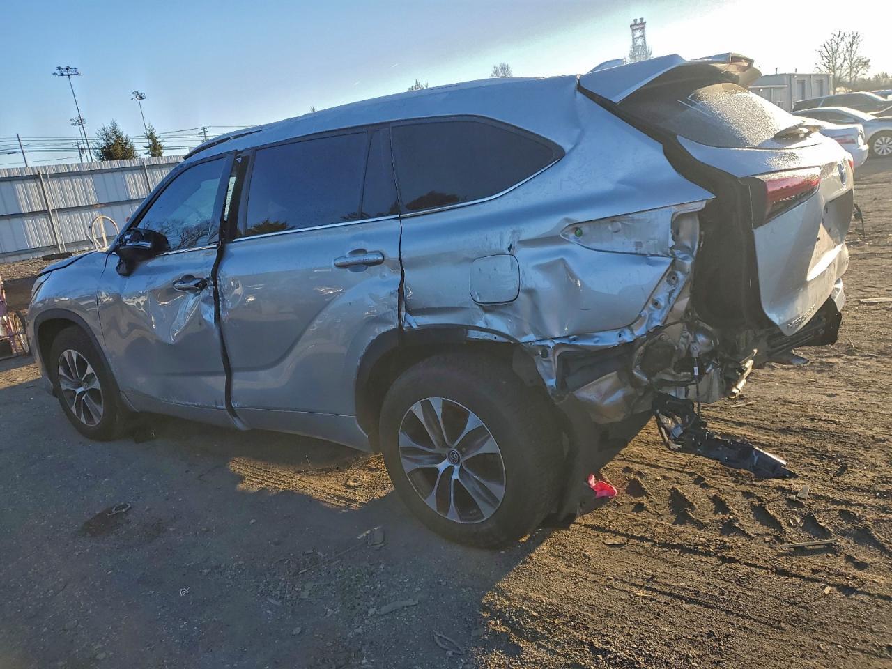 2022 Toyota Highlander Hybrid Xle - Image 2