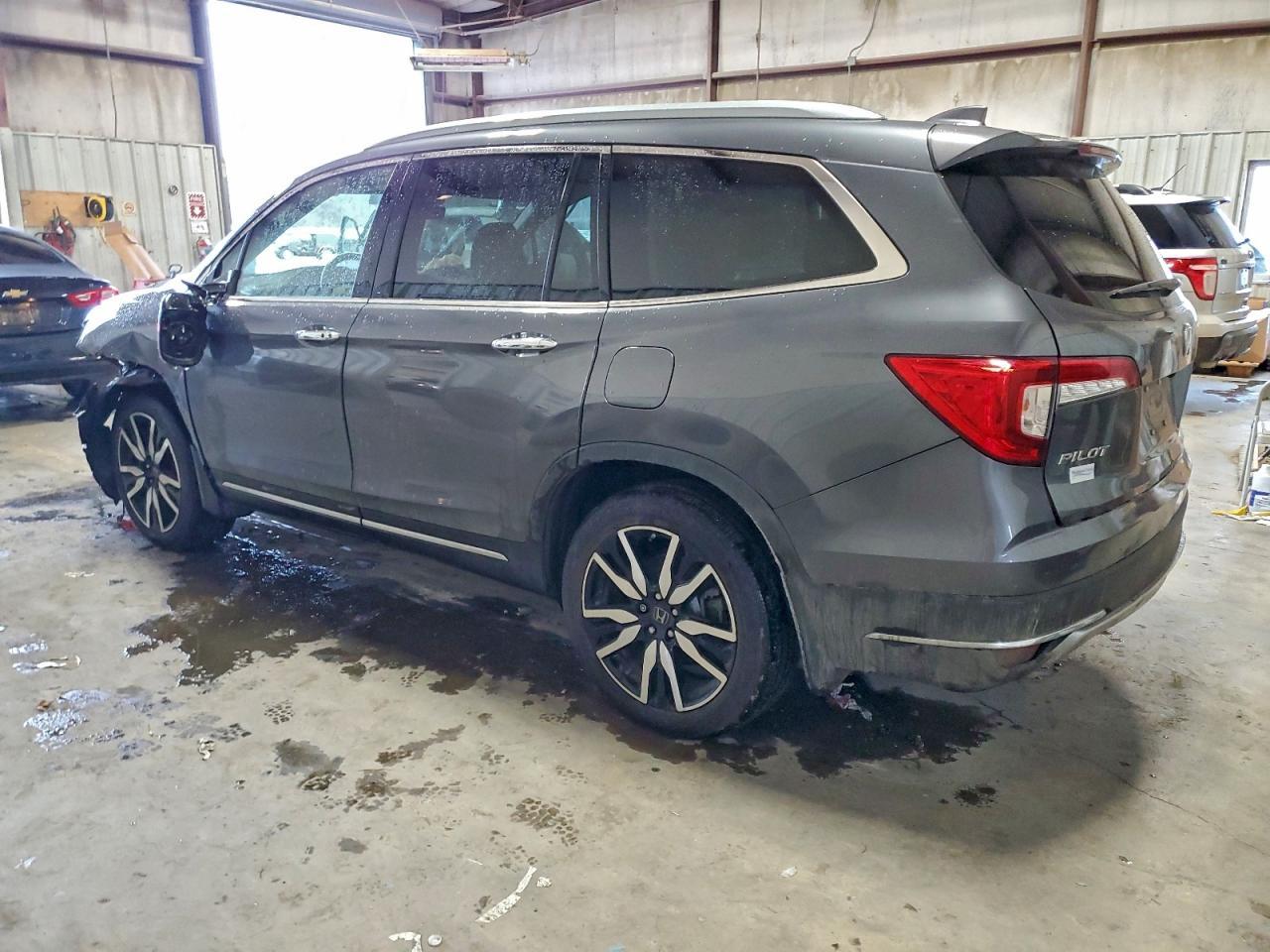 2022 Honda Pilot Touring - Image 2