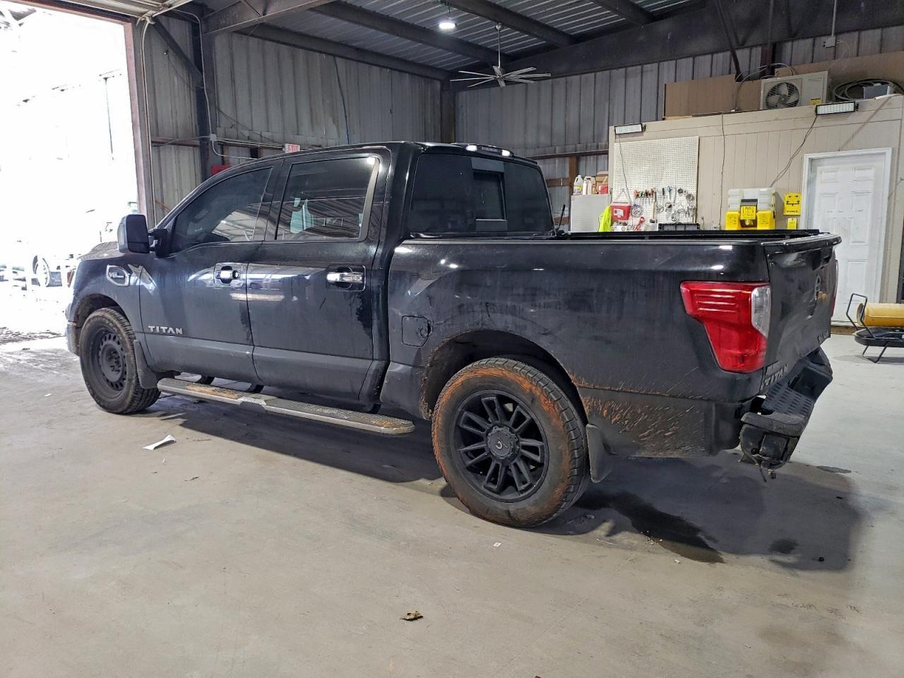 2017 Nissan Titan Sv - Image 2