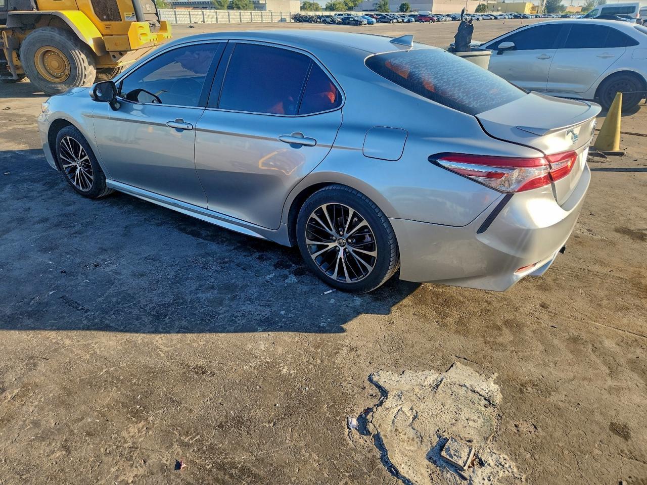2020 Toyota Camry Se - Фото 2