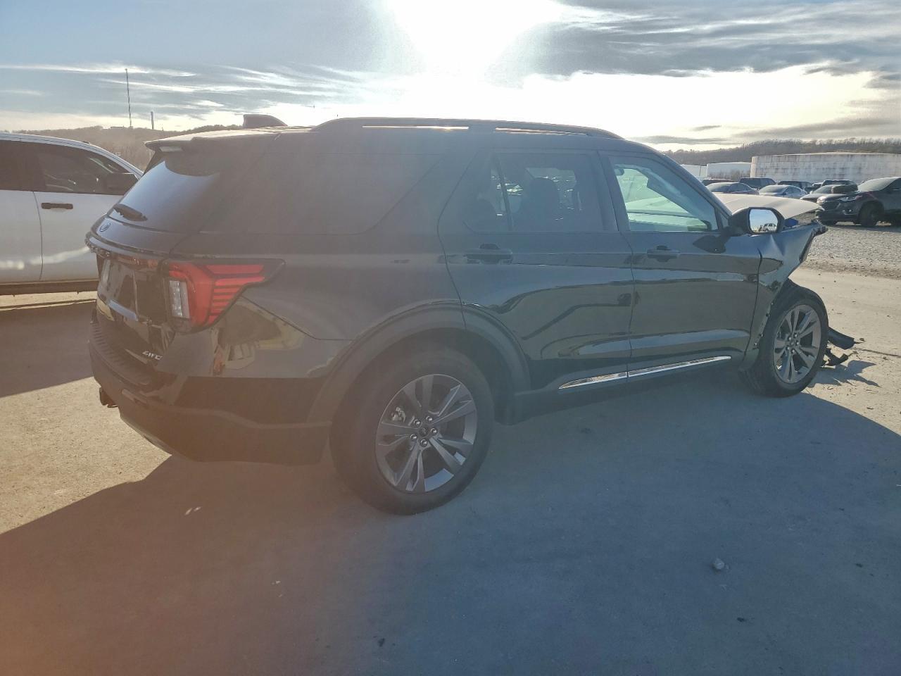 2025 Ford Explorer Active - Фото 3