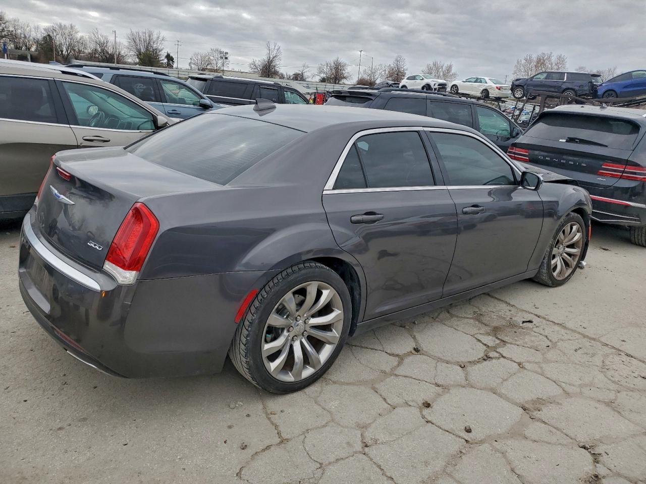 2018 Chrysler 300 Touring - Фото 3