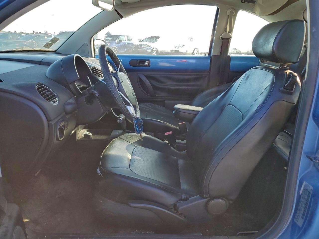 2010 Volkswagen New Beetle - Image 7