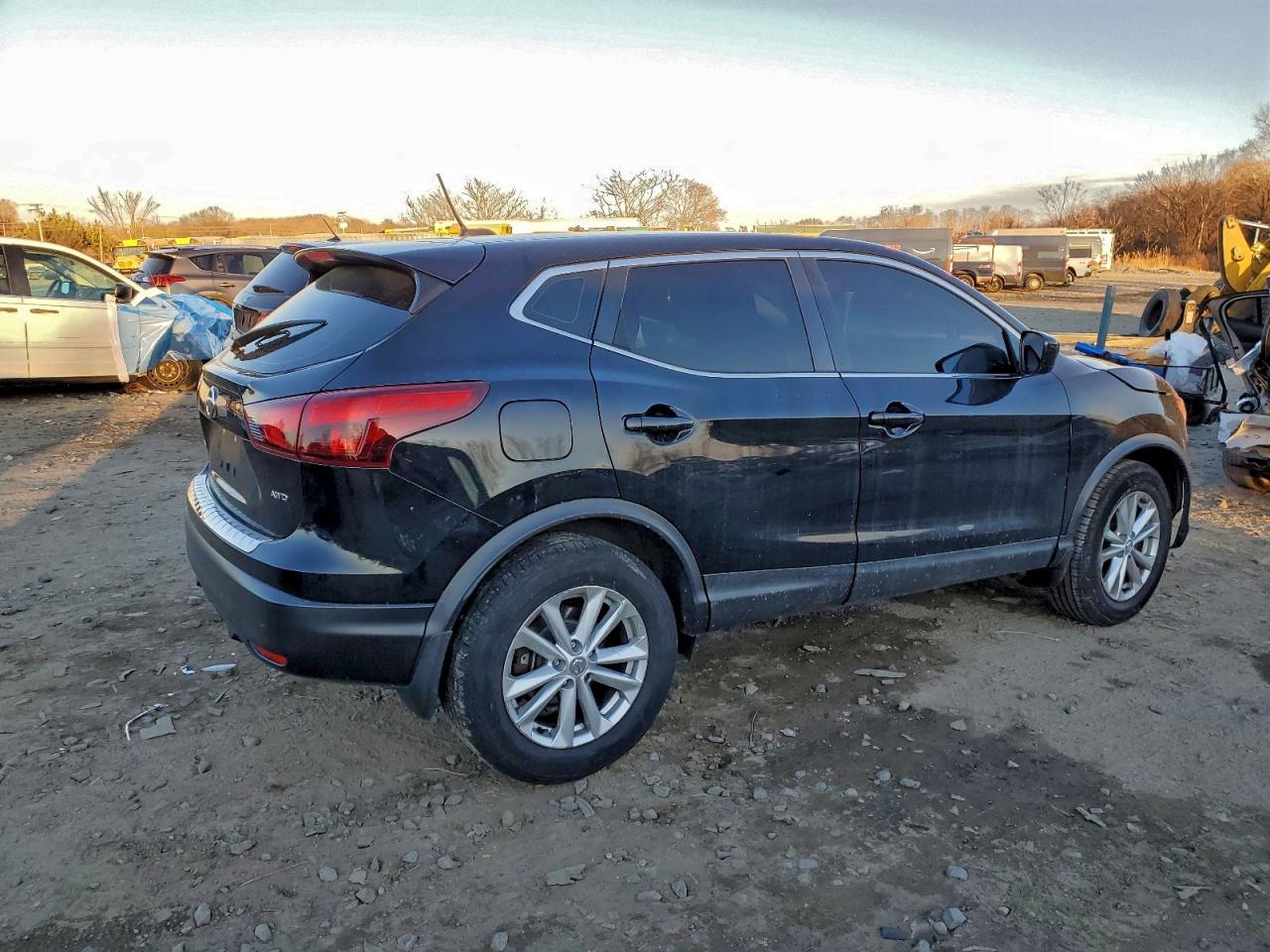 2017 Nissan Rogue Sport S - Image 3