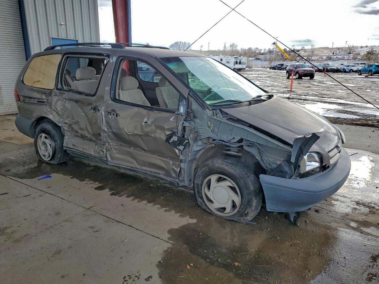 1998 Toyota Sienna Le - Image 4