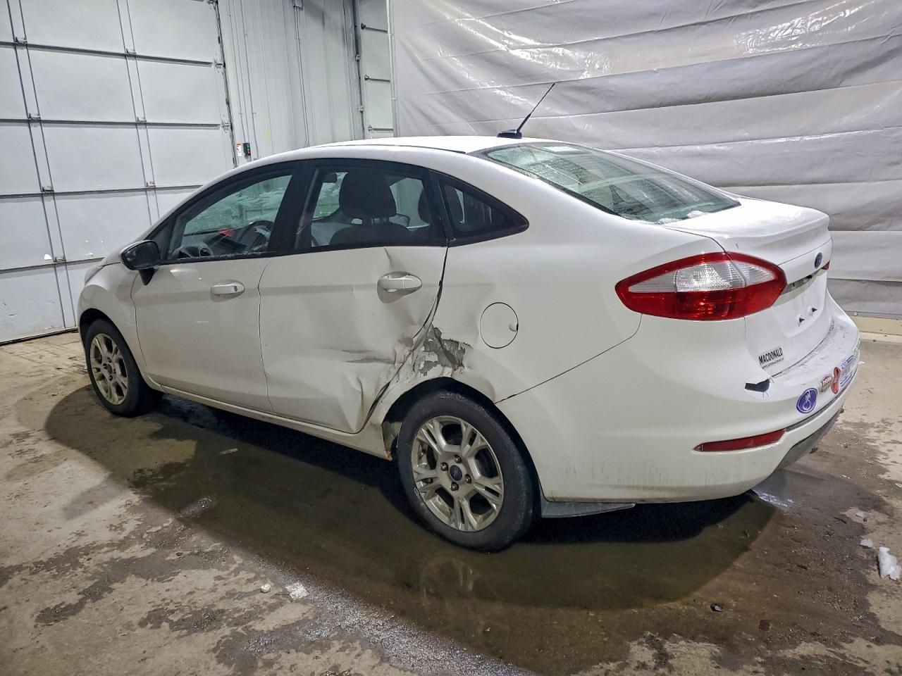 2015 Ford Fiesta Se - Image 2