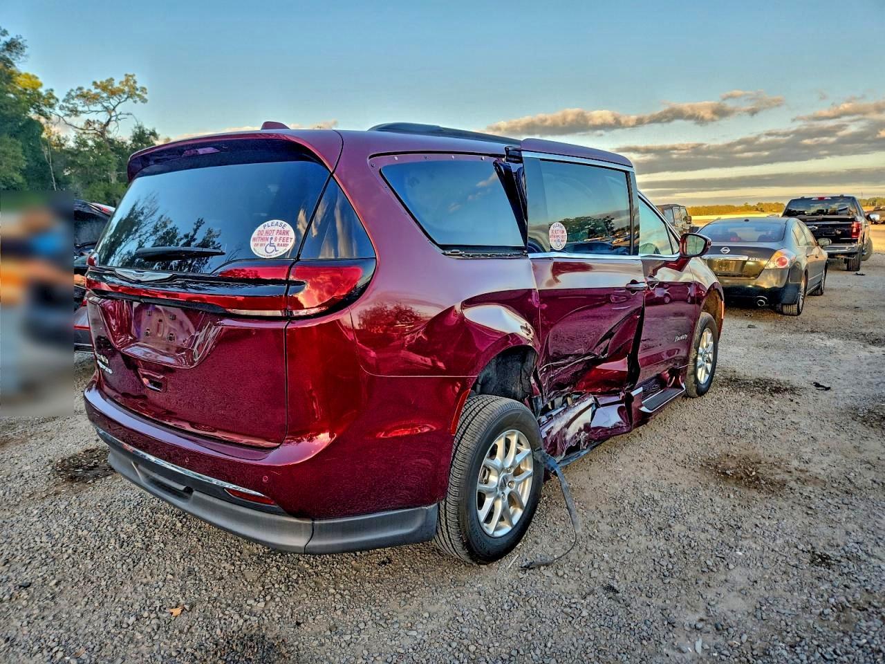 2022 Chrysler Pacifica Touring L - Фото 3