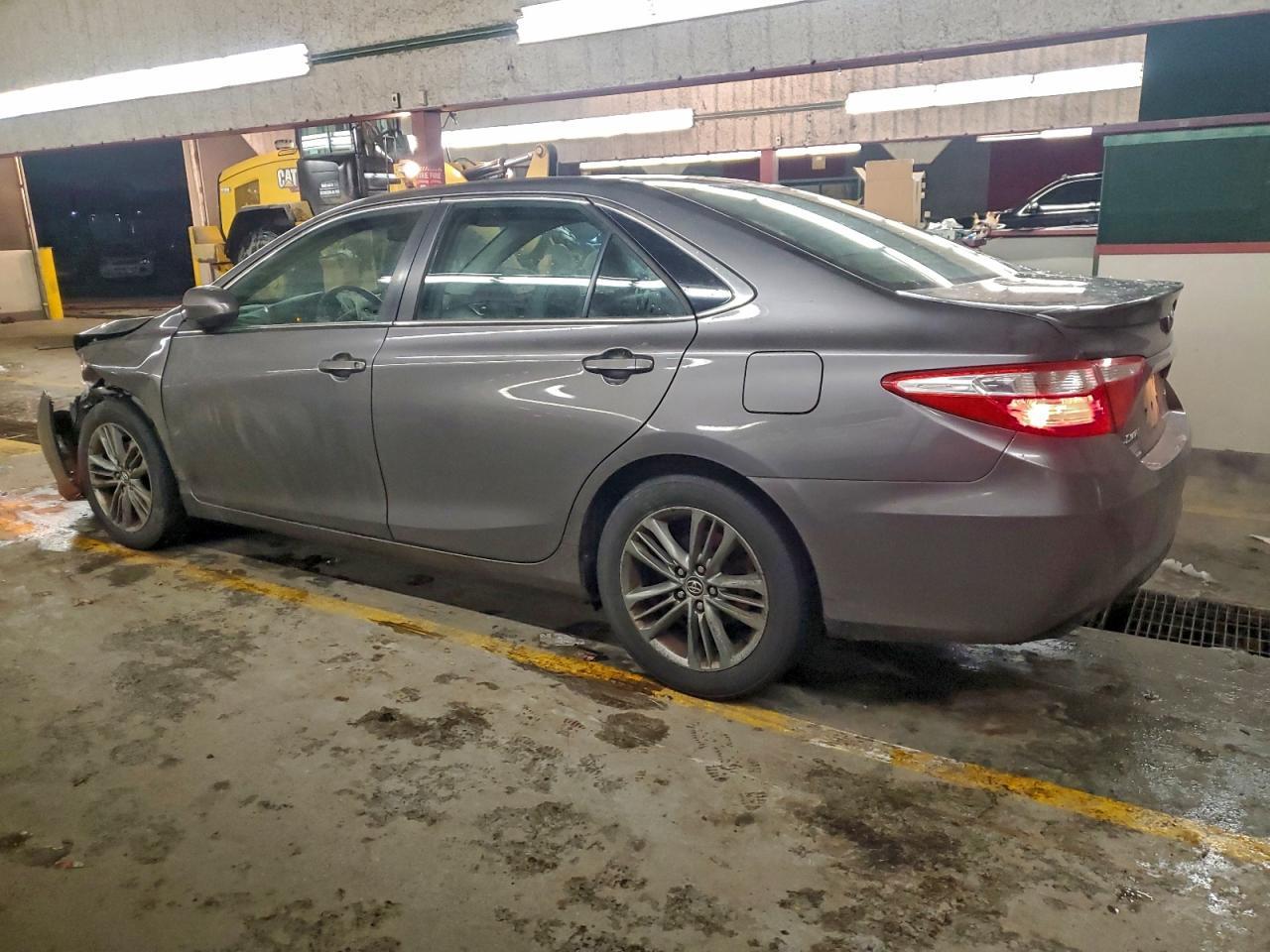 2015 Toyota Camry Le - Фото 2