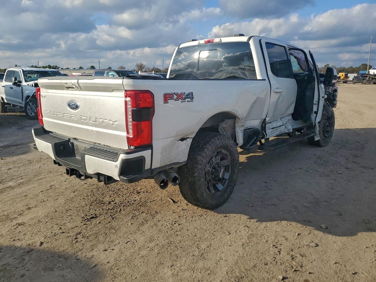 2023 Ford F250 Super Duty - Image 3