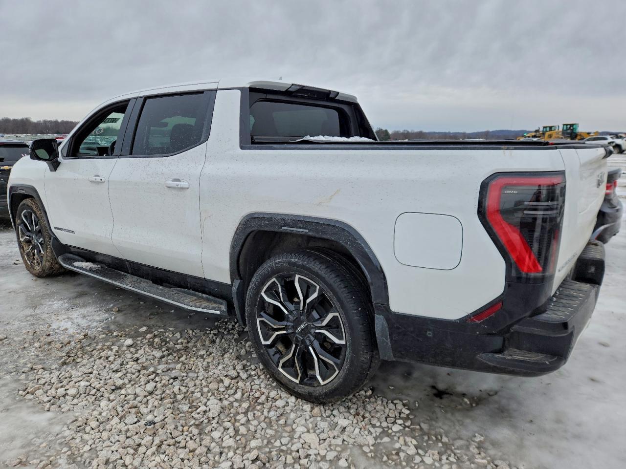 2025 GMC Sierra Denali - Image 2