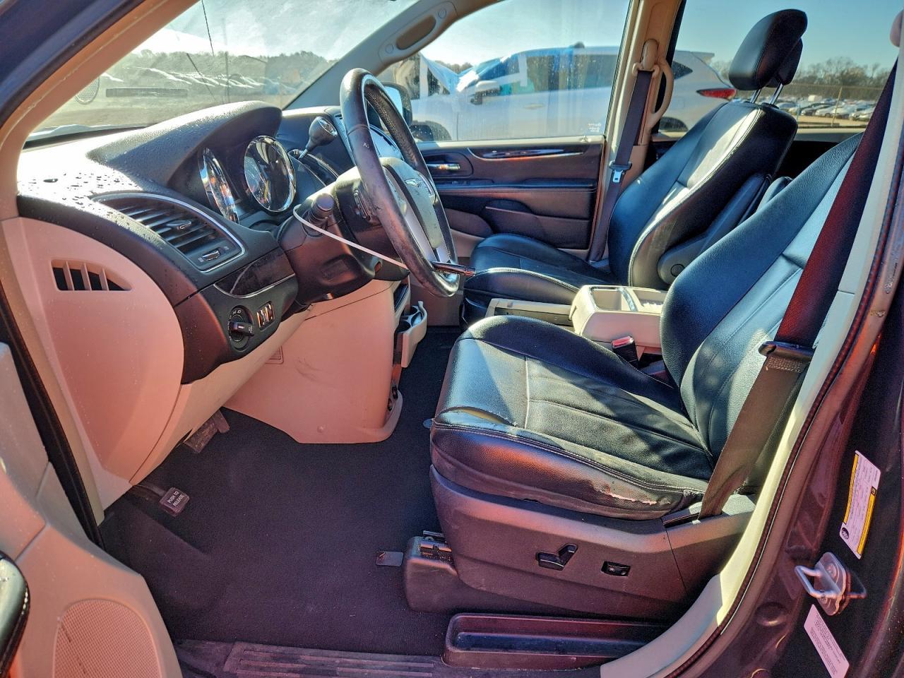 2014 Chrysler Town & Country Touring - Фото 7