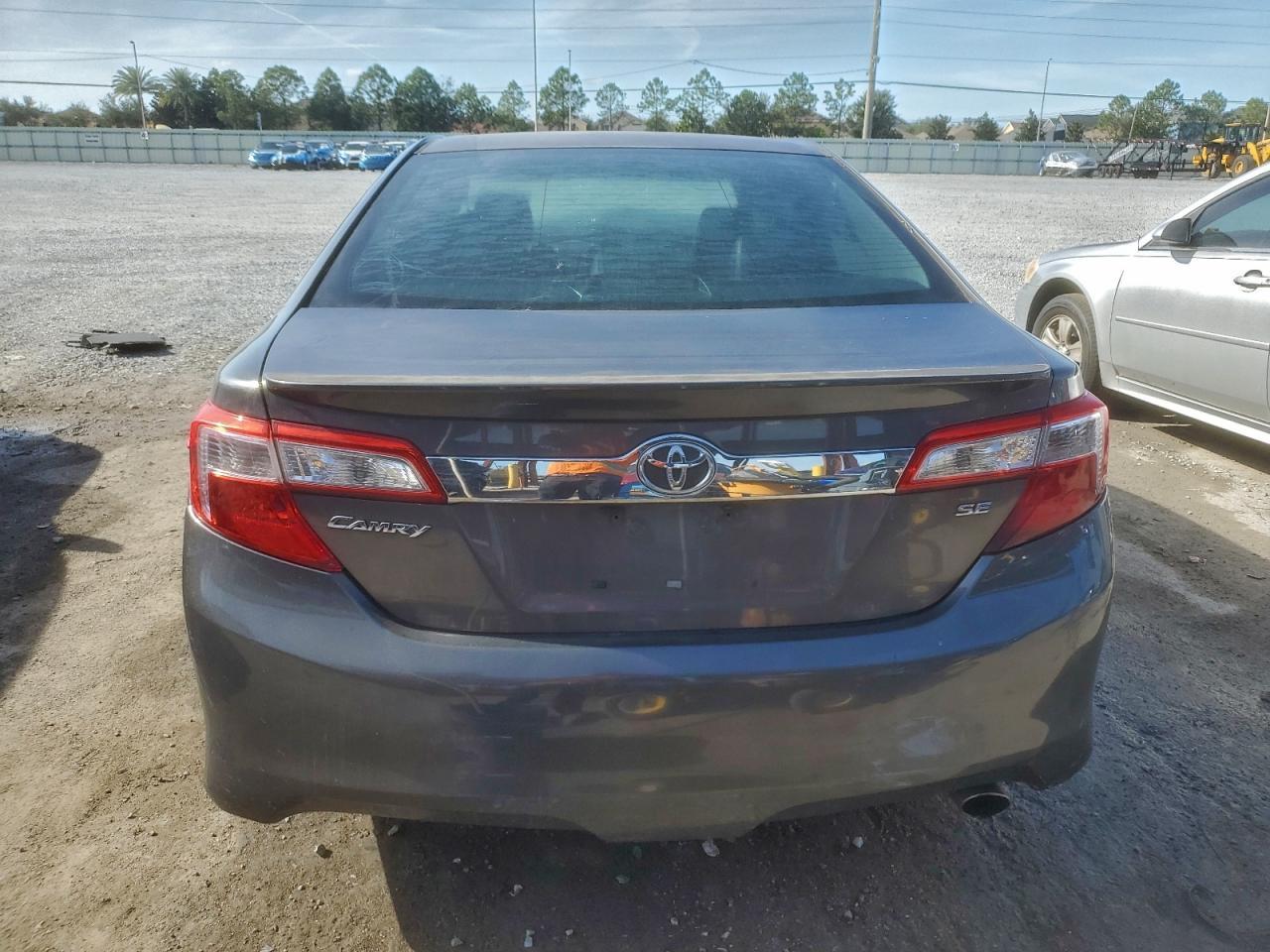 2014 Toyota Camry Se - Image 6