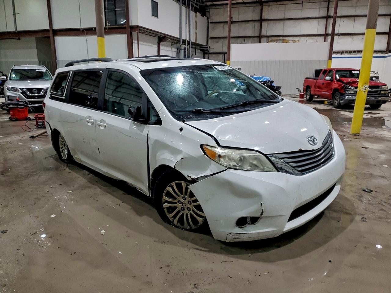 2013 Toyota Sienna Xle - Фото 4
