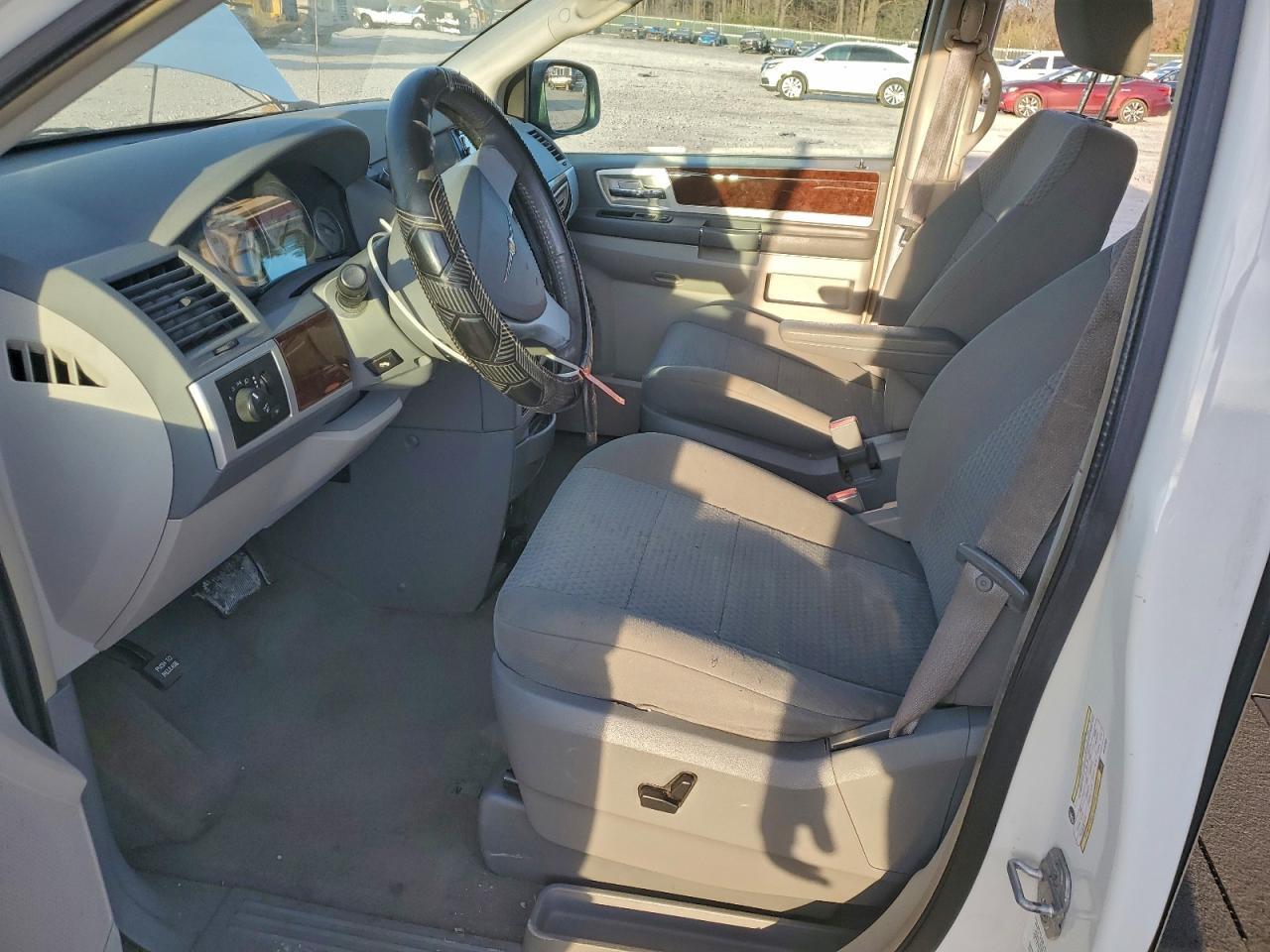 2010 Chrysler Town & Country Touring - Фото 7